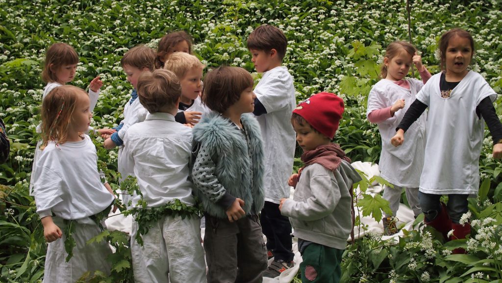 Kinder mit weißen Umhängen